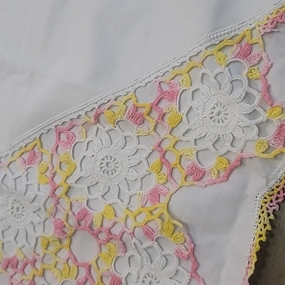 Vintage handmade white pillowcases with white yellow pink doilies tatting added - Picture 3 of 11